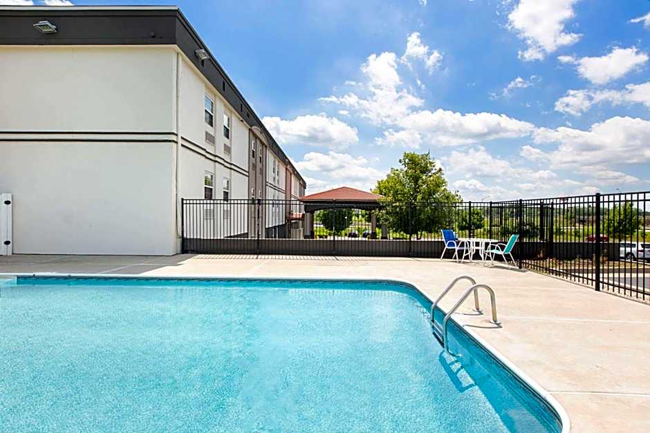 La Quinta Inn & Suites by Wyndham Blue Springs