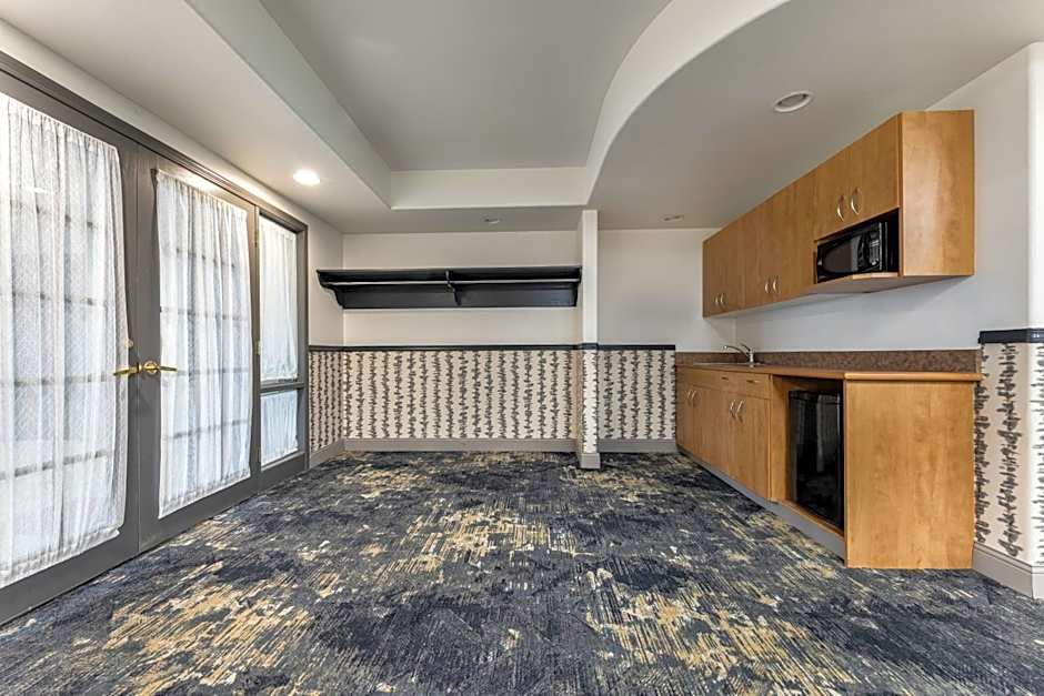 Days Inn & Suites by Wyndham Thunder Bay