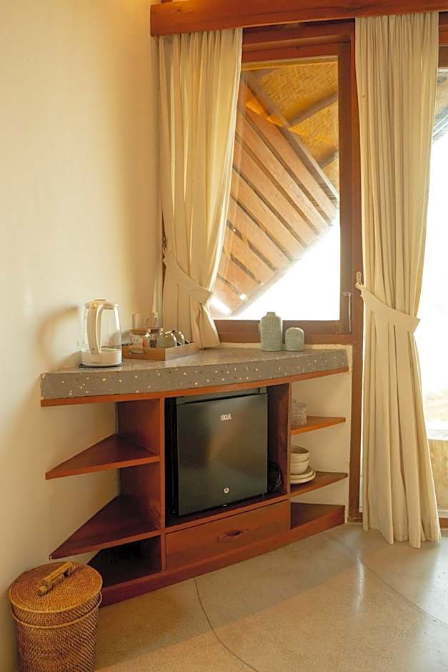Kini Resort - Oceanfront Bamboo Eco Lodges
