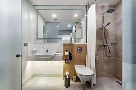 Queen Guest Room