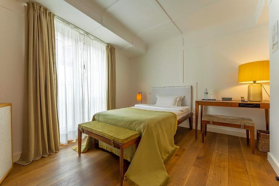 Louis Hotel