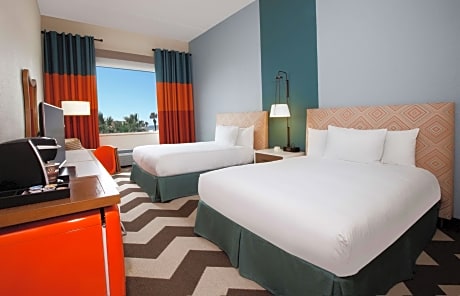 2 Queen Beds With Pool View