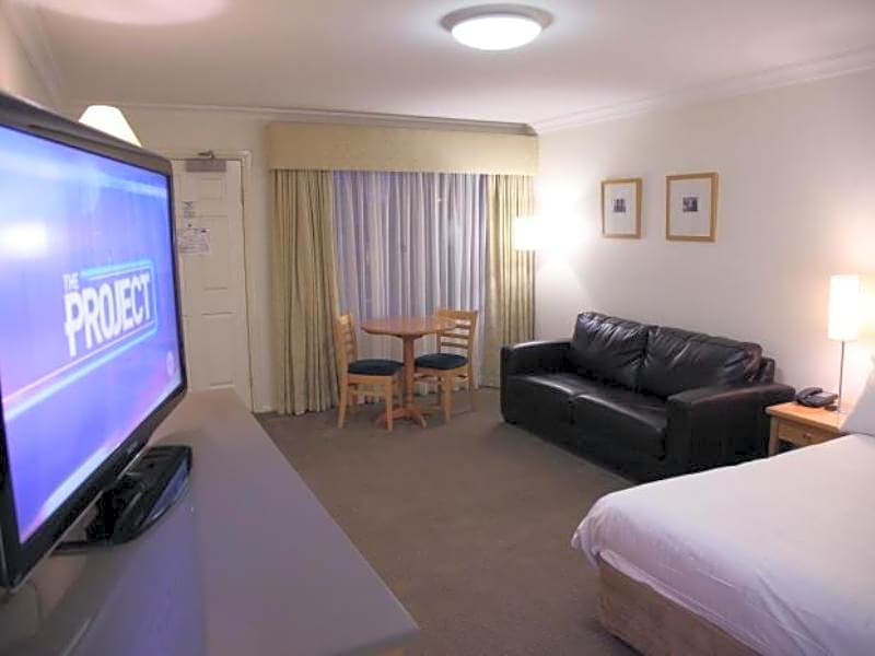 Carlyle Suites & Apartments