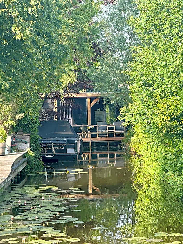 Casa aan de Plas, B&B met sauna en hottub of jacuzzi