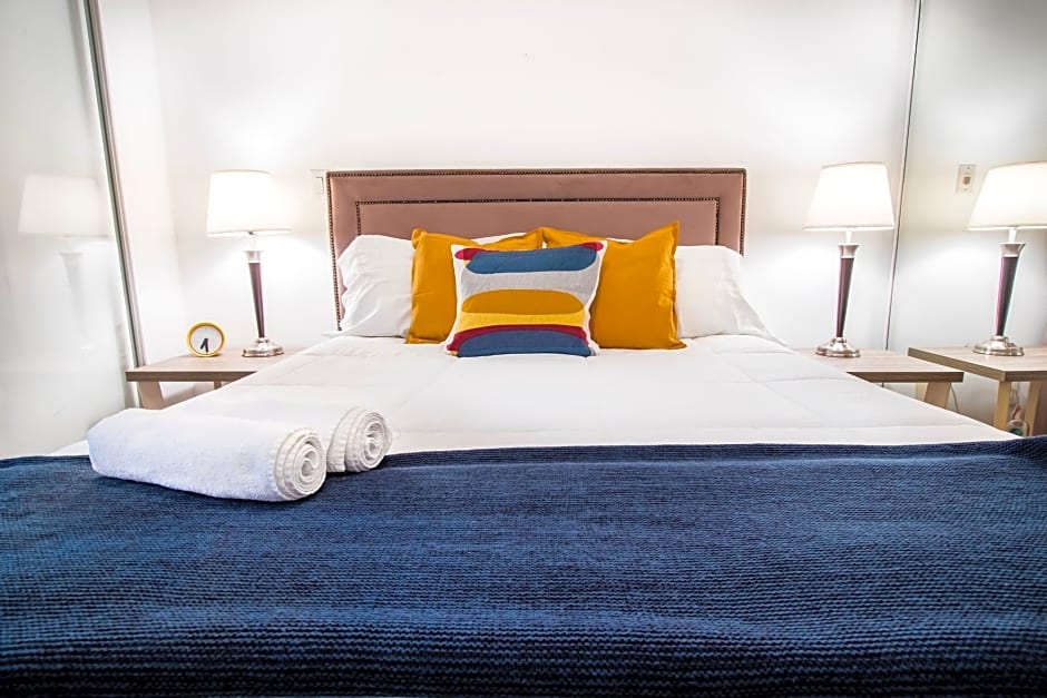 MiCasa Suites - Stylish Condo in Maple Leaf Square