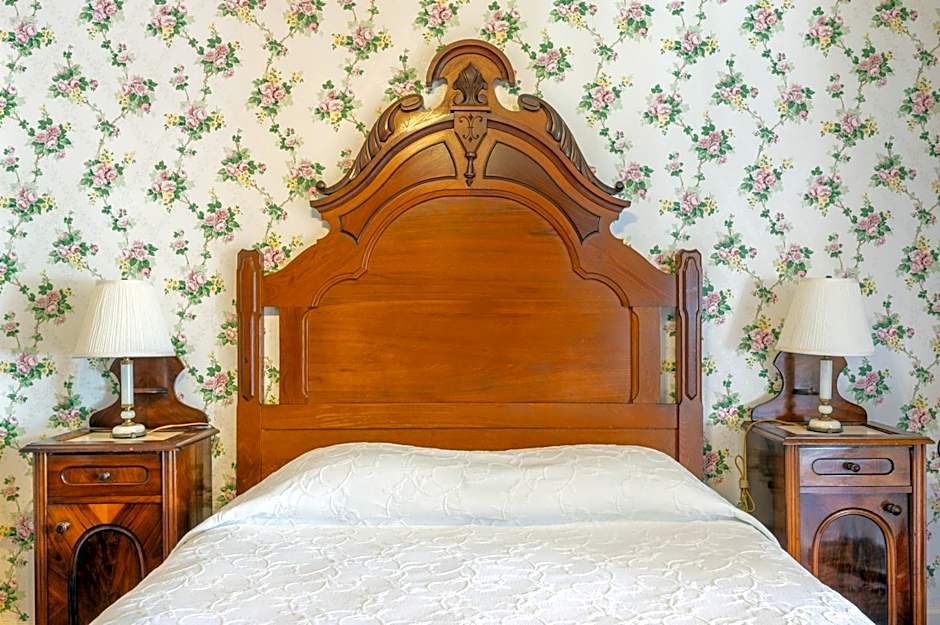 Zdjęcie 1 z 3 — 1 Queen Bed, Courtyard View