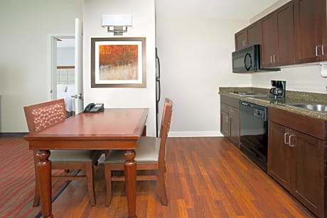 1Kg Premium 1Bdrm Ste Mobility/Hearing Tub Ns