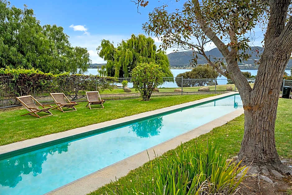 Riverfront Motel & Villas