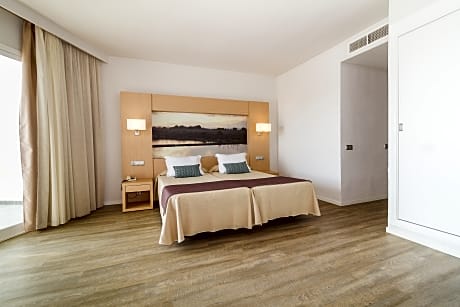 FAMILY ROOM WITH BALCONY