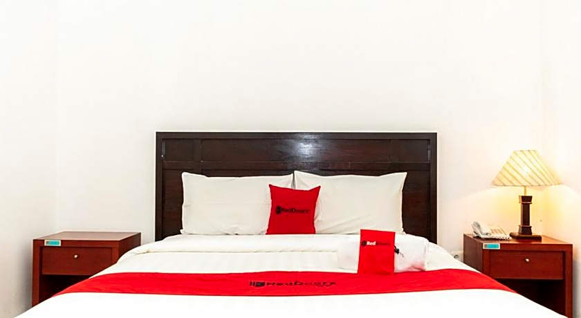 RedDoorz Plus Syariah near Java Supermall Semarang 2