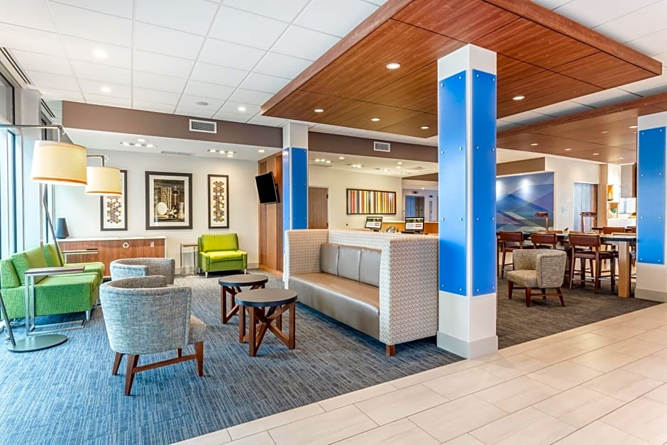 Holiday Inn Express & Suites - Springfield North, an IHG Hotel