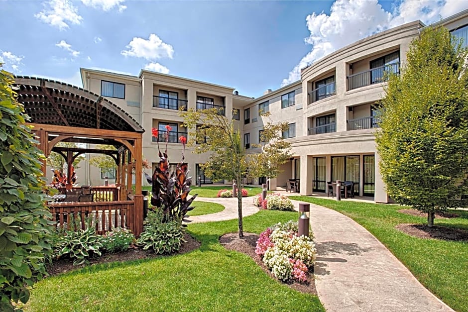 Courtyard Wall at Monmouth Shores Corporate Park