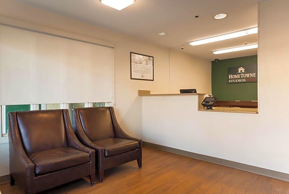 HomeTowne Studios by Red Roof Lake Charles - Sulphur