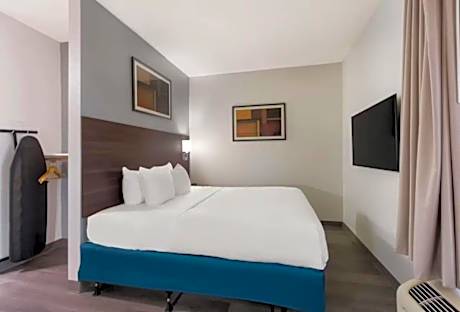 Efficiency King Room with Roll-in Shower - Accessible/Non Smoking