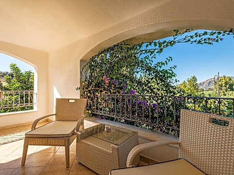 Deluxe Room (2 Adults + 1 Child)