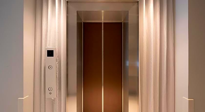 FFFFFF Hotel