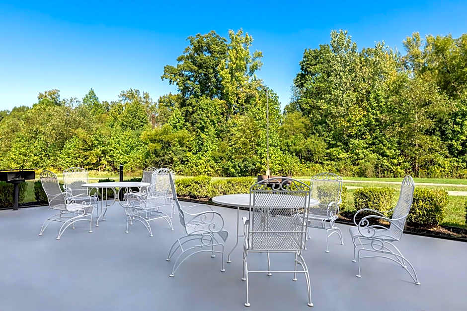 Spark by Hilton Tupelo