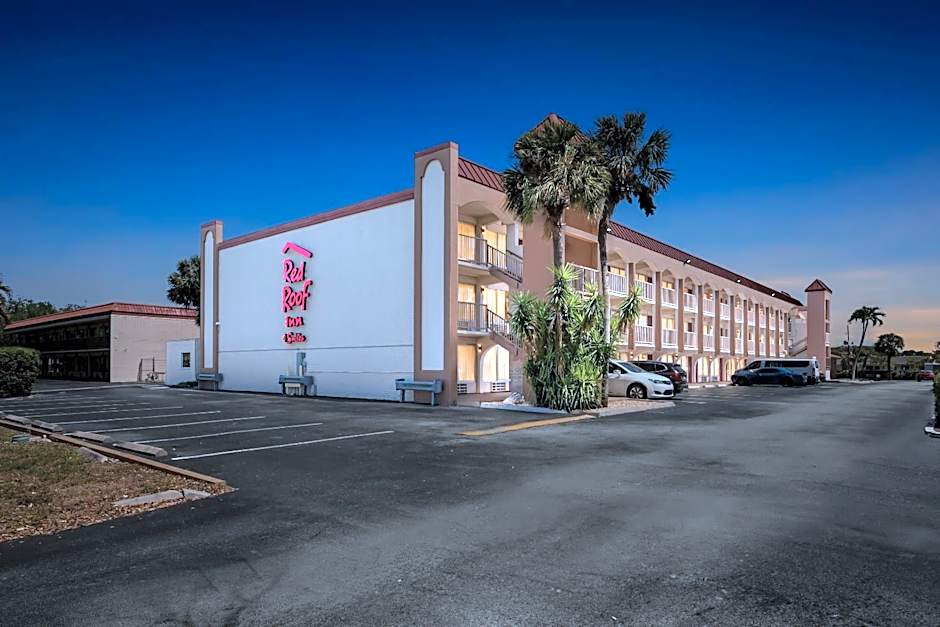 Red Roof PLUS+ & Suites Naples Downtown-5th Ave S