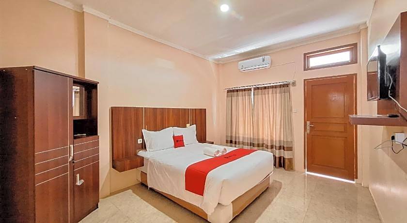 RedDoorz Syariah near Pasar Raya Padang