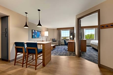 One-Bedroom Suite with Tub - Mobility Accessible
