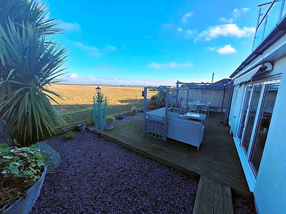 By the sea, home from home sleeps 6