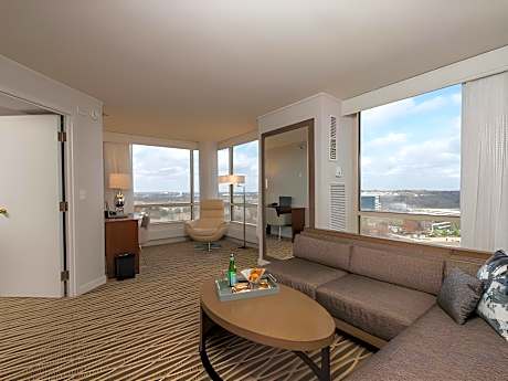 Executive King Room, M Club lounge access, Larger Guest room