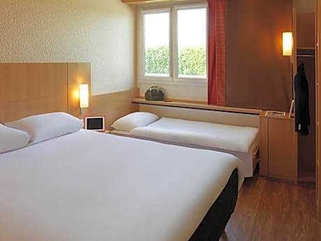 Standard Room With One Double Bed And One Single Bed