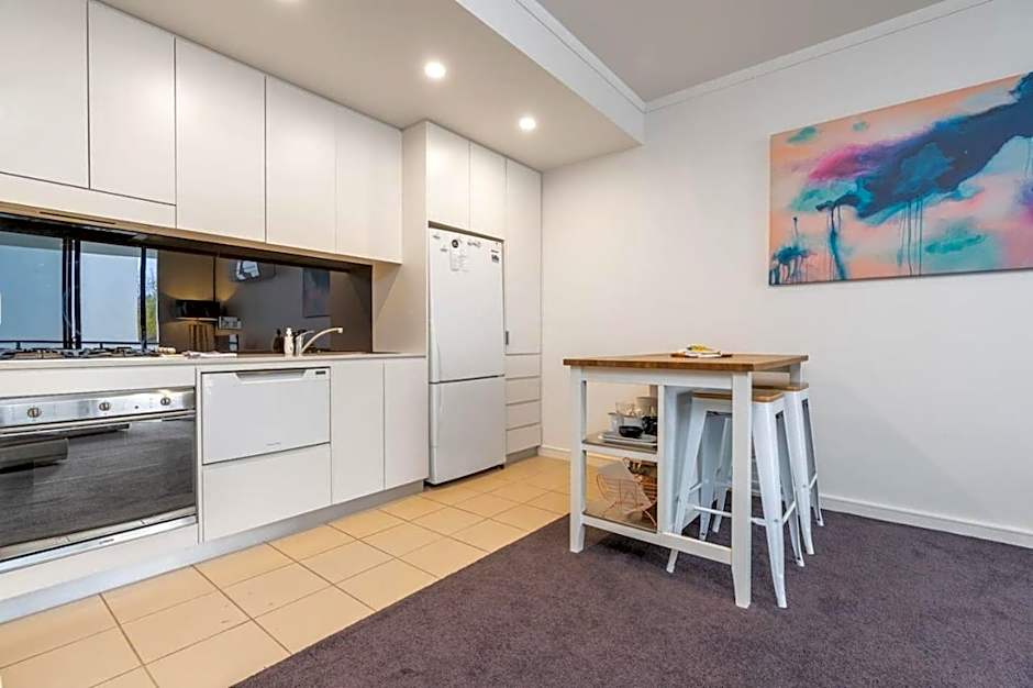 Gateway Apt in Kingston Central - Hosted by Canstay