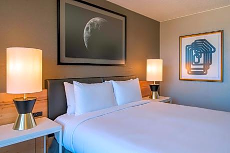 King Corner Room with Roll-In Shower - Hearing Accessible