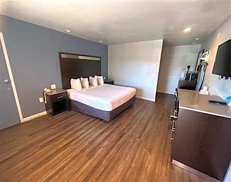 King Room with Roll-in Shower - Disability Access - Non-Smoking