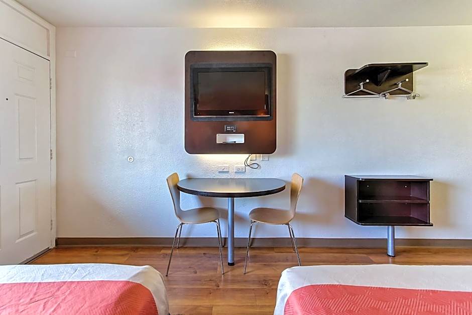 Super 8 by Wyndham Santa Clara
