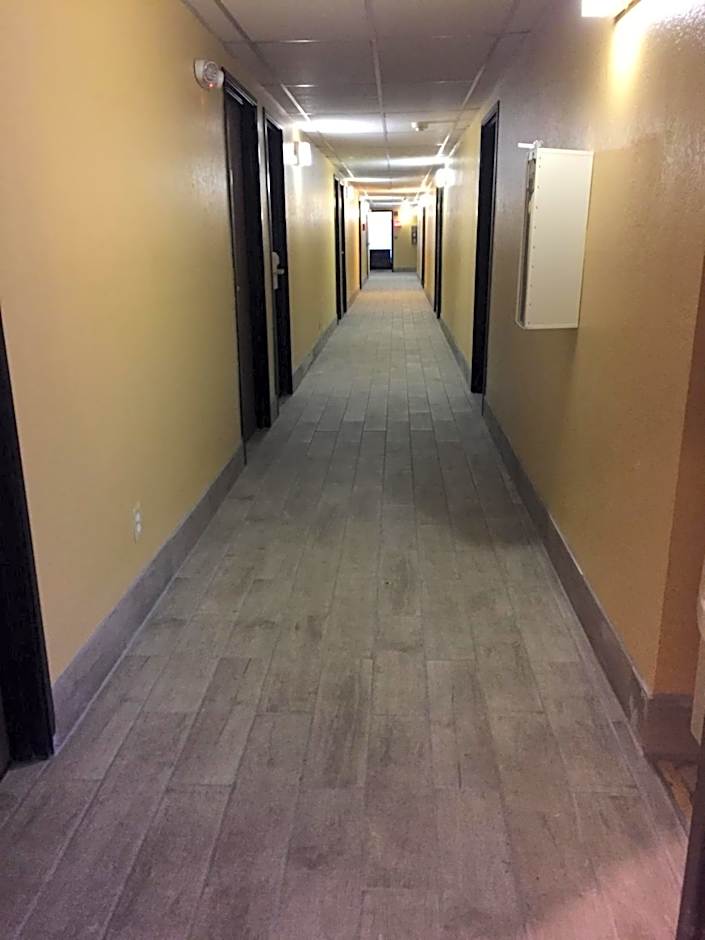 Super 8 by Wyndham Raton