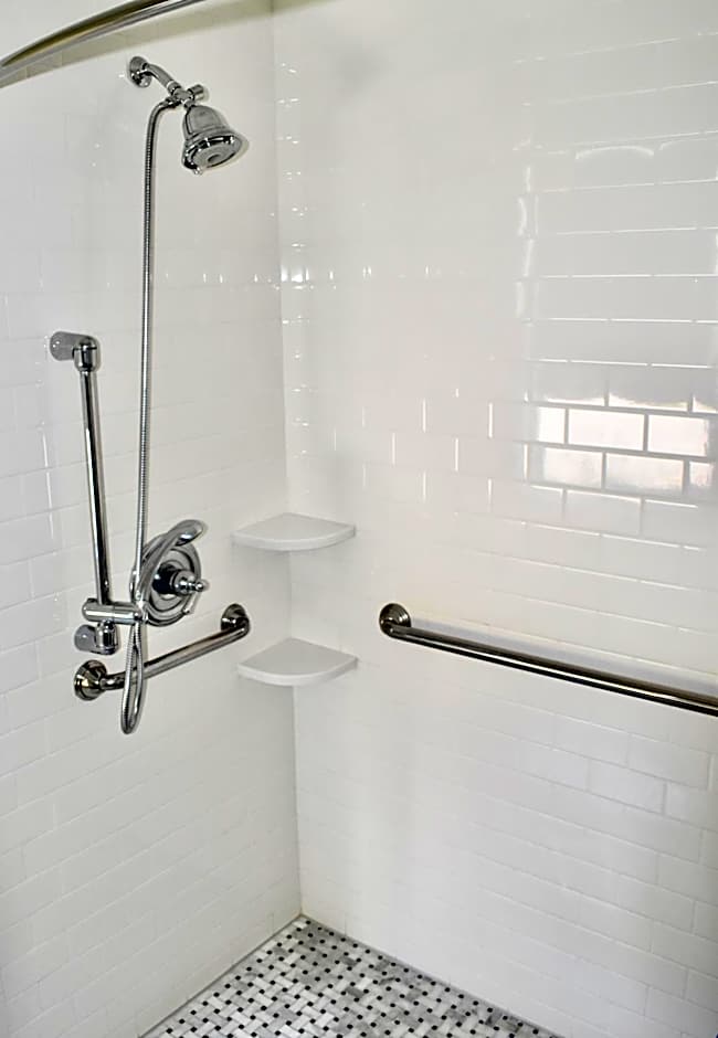 East Wind Inn & Suites