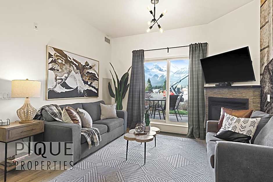 Mountain Haven Retreat, Pool & Hot Tub, UG Parking, Fitness Centre, WiFi!