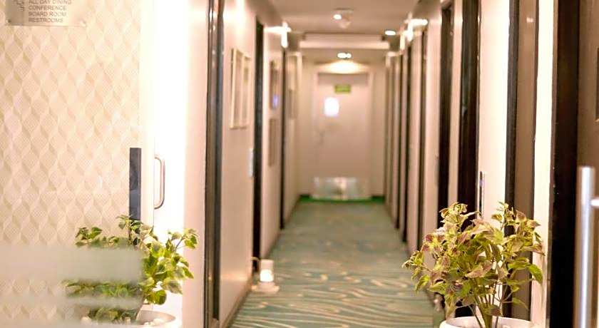 Sarovar Portico Naraina Hotel