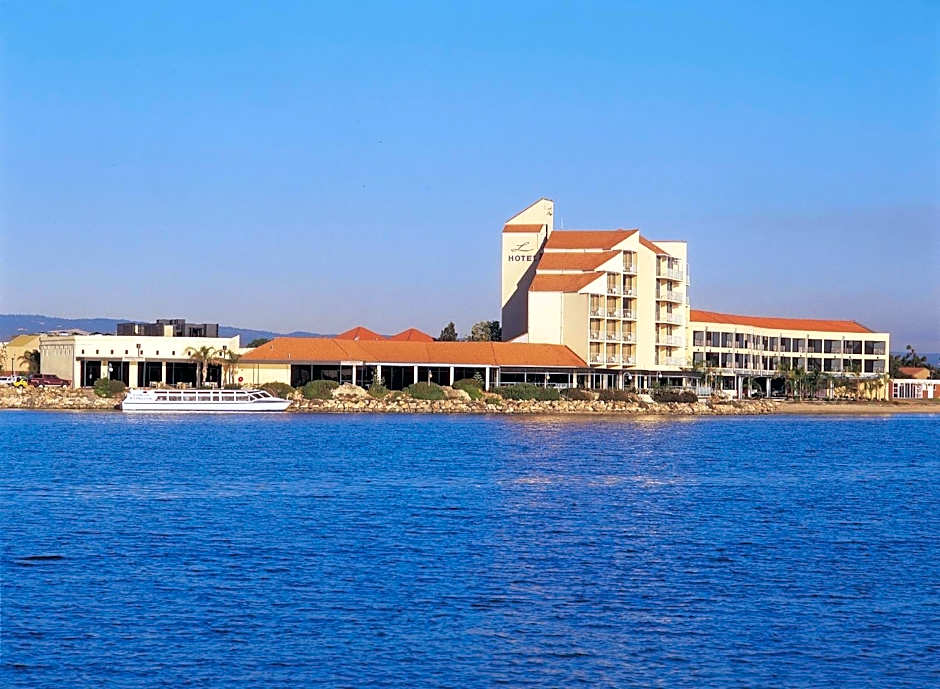 Lakes Hotel