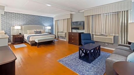 Queen Suite with Two Queen Beds and Sofa Bed - Non-Smoking