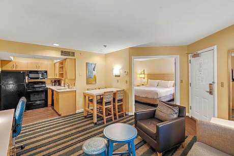 Deluxe King Suite