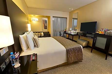 Standard King Room with Pool View - Smoking