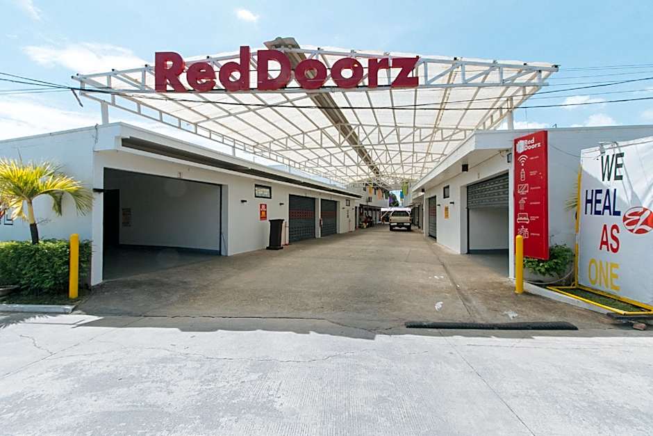 RedDoorz @ EL Runway Hotel Bulacan