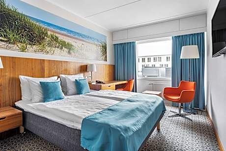 1 Queen Bed Non-Smoking Economy Room Work Desk Wi-Fi