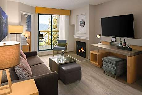 2 Bedroom Deluxe Suite, Bedroom 1: 1 King, Bedroom 2: 2 Twin, Sofa bed, Balcony, Fireplace