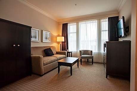 Superior Junior Queen Suite