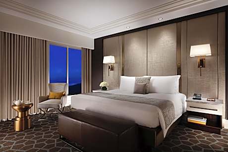 Lyon Premier Suite King