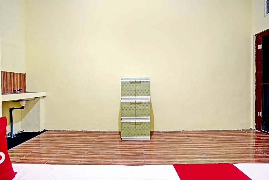 OYO Life 92920 Rumah Kost Azca