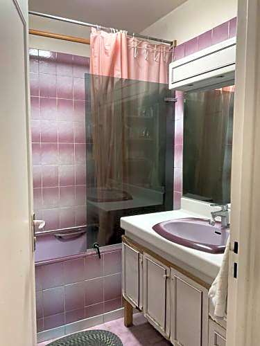 Female dorm- Femme dortoir Paris 8pm-10am