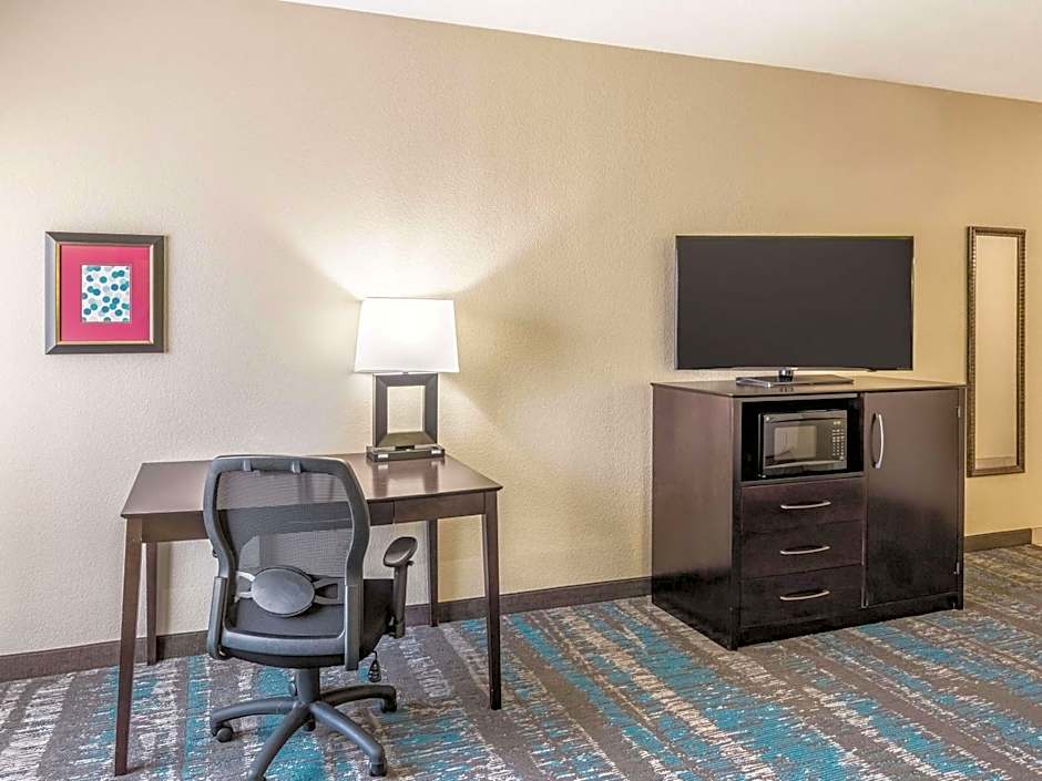 La Quinta Inn & Suites by Wyndham Dallas Grand Prairie South