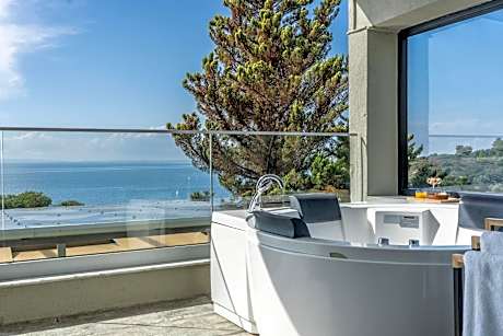 Deluxe Suite with Sea View and Jacuzzi