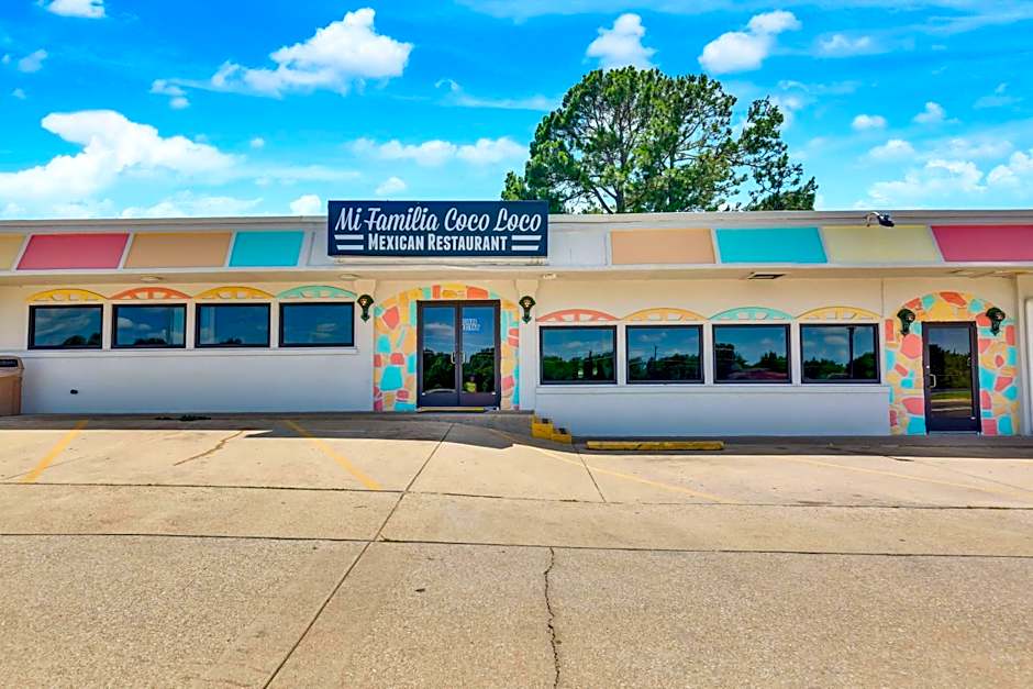 Hotel McCoy - Art, Libations, Pool Society