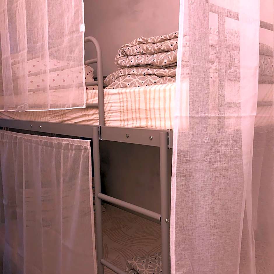 Female dorm- Femme dortoir Paris 8pm-10am